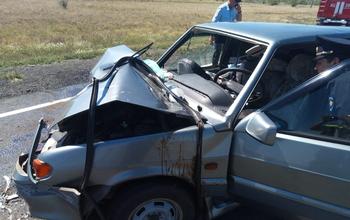 В Новоорском районе ВАЗ во время обгона столкнулся с экскаватором, пострадали два человека