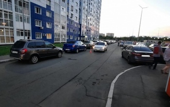 В Оренбурге водитель ВАЗа сбил выбежавшего из-за припаркованного авто школьника