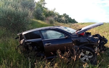 В Октябрьском районе автомобиль Kia Sportage слетел в кювет, пострадали два человека