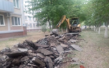 Оренбуржцы шокированы тем, как дорожники рушат нормальный тротуар