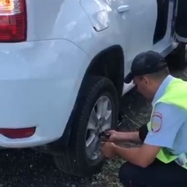 В Переволоцком районе полицейские выручили авто-леди с проколотым колесом