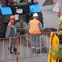 На улице Народной в Оренбурге во время опрессовки прорвало трубу