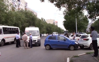 В Оренбурге не смогли разъехаться маршрутка, Chevrolet и KIA