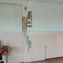 В стене школы №18 Оренбурга родители обнаружили сквозную трещину