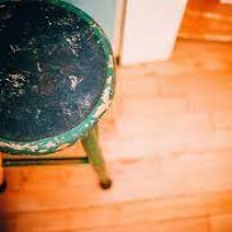 Избил сожительницу табуретом: житель Сорочинска отправился за решетку