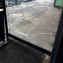 Оренбуржцы стали намеренно портить остановки и лавки