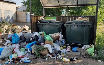 В центре Оренбурга не вывозят мусор