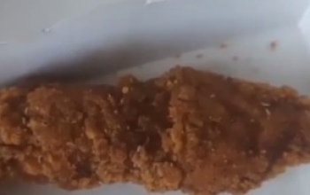 Оренбуржцы обнаружили червей в куриных стрипсах от 