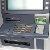 Оренбуржец обошел пять ТЦ с банкоматами, чтобы перевести деньги мошенникам