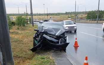 В Оренбурге водитель Kia на скорости въехал в световую опору