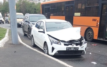 В Оренбурге женщина на Kia «догнала» на остановке ПАЗ