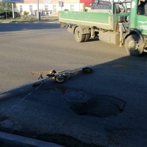 В Оренбурге на пересечении улиц Терешковой и Орской провалился асфальт