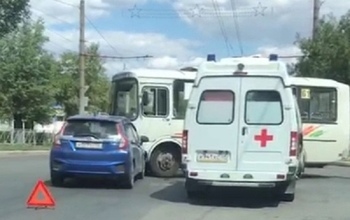 В Оренбурге легковушка столкнулась с пассажирским ПАЗом