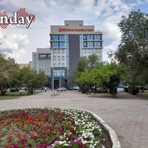 Пешеходную дорожку возле отеля 