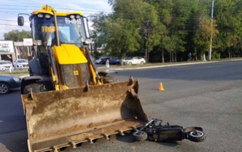 В Оренбурге под колеса трактора попал юноша на самокате