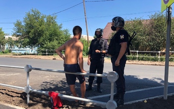 В Оренбурге в школу пытался проникнуть мужчина в неадекватном состоянии