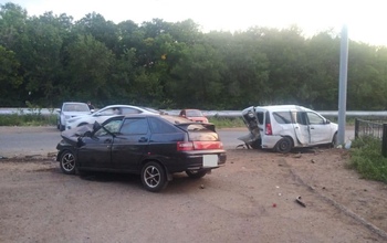 В Оренбурге дорогу не поделили три автомобиля, есть пострадавшие
