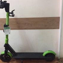 В Оренбурге нетрезвый пассажир с похищенным самокатом разбил окно в маршрутке