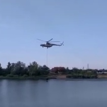 Сотрудники МЧС вынуждены караулить, чтобы никто не бросался под набирающий воду вертолет
