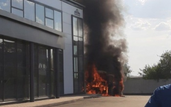 В Оренбурге у торгового центра сгорел автобус
