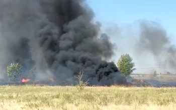 Под Оренбургом пожарные тушат огонь в районе свалки и ростошинских дач