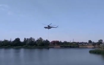 Сотрудники МЧС вынуждены караулить, чтобы никто не бросался под набирающий воду вертолет