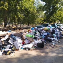 Оренбуржцы жалуются на захламленные мусором контейнерные площадки по ул. Народной