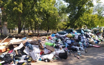 Оренбуржцы жалуются на захламленные мусором контейнерные площадки по ул. Народной