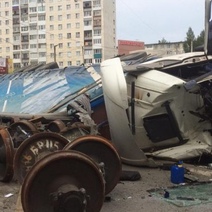 Житель Оренбуржья на скорости опрокинул тяжелую груженую фуру прямо на внедорожник