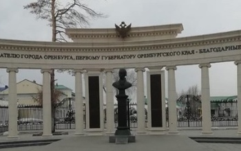Оренбуржцы заподозрили, что памятник Неплюеву ремонтируют некачественно