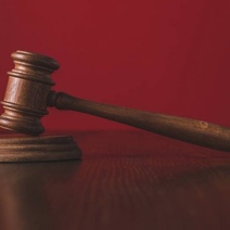 Сотрудника колонии из Оренбурга оштрафовали на 200 000 рублей за взятки от осужденных