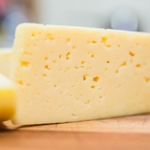 В Оренбуржье на прилавках магазинов может находиться фальсифицированный сыр