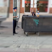 В Оренбурге на улице Советской полицейские достали мужчину из мусорного контейнера