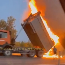 В Оренбуржье на трассе в кузове самосвала загорелось сено