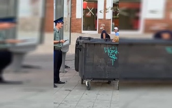В Оренбурге на улице Советской полицейские достали мужчину из мусорного контейнера