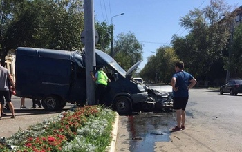 Пятница 13: в Оренбурге произошло столкновение Газели и Mercedes, пассажирка фургона вылетела в окно