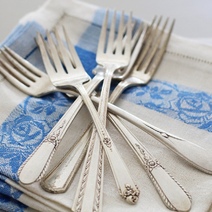 Житель Новотроицка за оскорбления выколол знакомому глаз вилкой (18+)