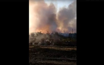 Под Оренбургом снова второй день тушат природный пожар