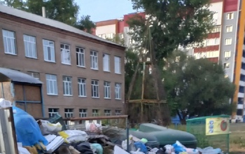 Переполненные мусором площадки встречаются оренбуржцам на каждом шагу