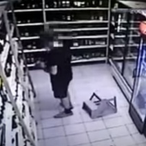 Пьяный орчанин вышел с продуктами из магазина, минуя кассу