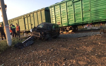 В Оренбургской области водитель не успел проскочить перед поездом