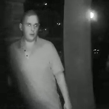 В Оренбурге парень жестоко избил мужчину в подъезде ради рюкзака