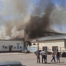 В Оренбурге загорелся торговый дом 
