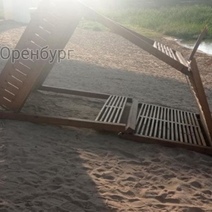 Лежак на оренбургской набережной, по версии мэрии, разгромили подростки