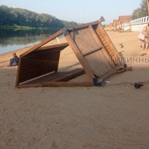 В Оренбурге отдыхающие разгромили лежак на Набережной