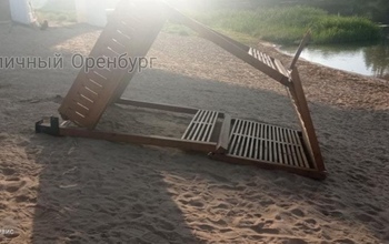 Лежак на оренбургской набережной, по версии мэрии, разгромили подростки