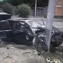 В Новотроицке БМВ протаранил опору ЛЭП: пострадали трое