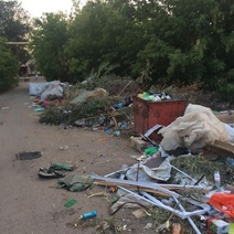 В Оренбурге на улице Кривцова забыли про вывоз мусора