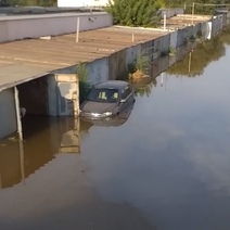 В Оренбурге на нескольких улицах затопило проезжую часть, дома и гаражи