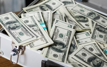Мошенник пообещал оренбурженке прислать чемодан с 1 000 000 долларов